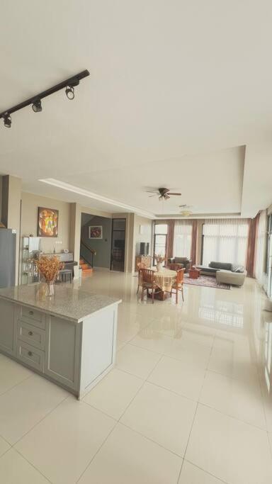 Mimi Castle Full Ac 1200M2 Private Villa Dan Pool Parongpong Lembang Cihanjuang Dış mekan fotoğraf